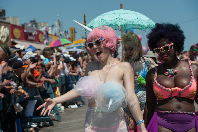  `육지 사람들아, 반가워!"                                                                                                                                                                    