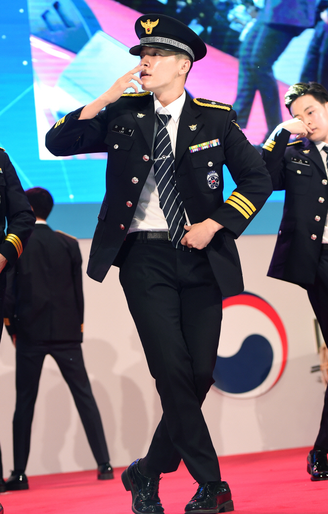 슈주 동해, '내가 바로 경찰청 홍보단의 마이클 잭슨~'
