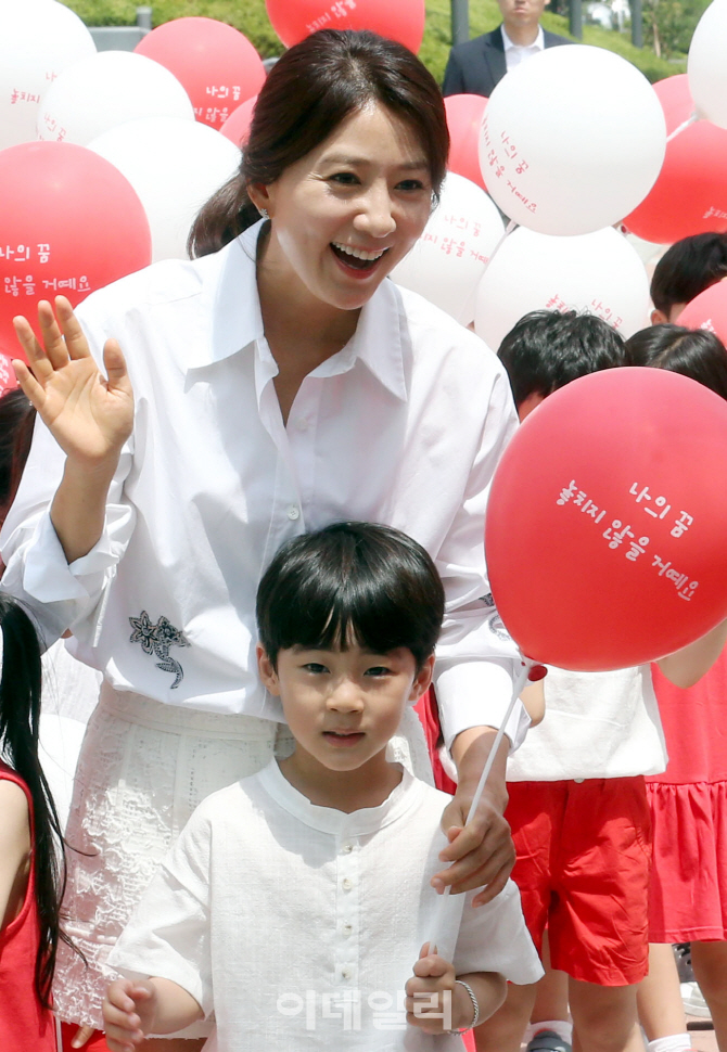 [포토]김희애 '꼬마천사들과 함께'