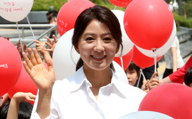 [포토]김희애 '우아한 손 인사'