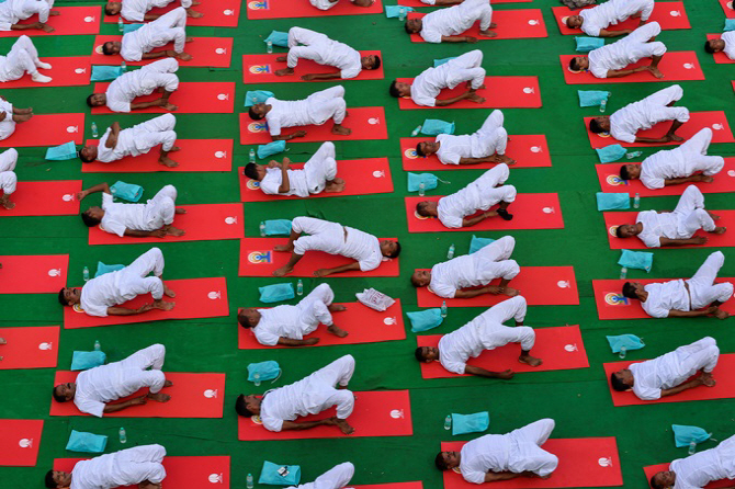 세계 요가의 날, `단체로 엉덩이를 들고…`                                                                                                                                                          