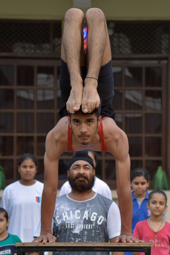 세계 요가의 날, `아무나 따라할 수 없을껄…`                                                                                                                                                       