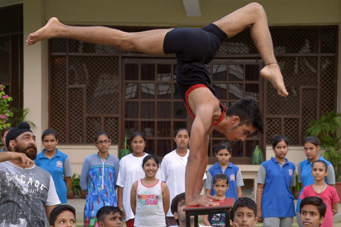 세계 요가의 날, `기묘한 요가 자세도 거뜬`                                                                                                                                                         