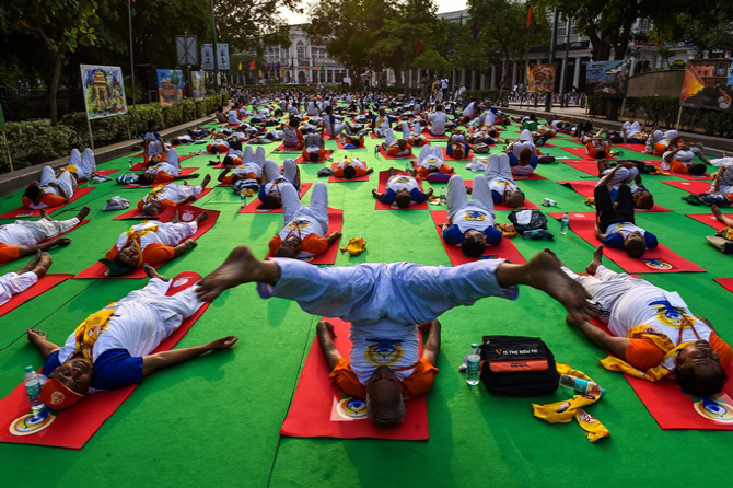 세계 요가의 날, `길 한복판에 누워서…`                                                                                                                                                            