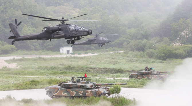 [포토] 사격하는 아파치 헬기와 K-1 전차