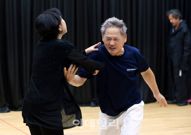 [포토]연기하는 유인촌-김성녀