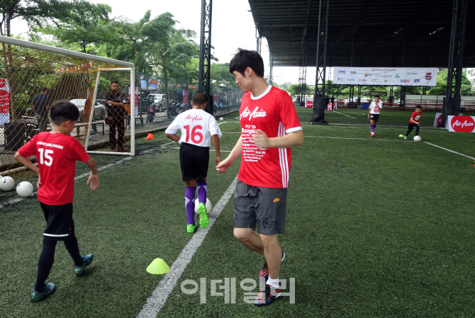 [포토]'영원한 캡틴'박지성, 한국·태국 유소년 축구단과 함께