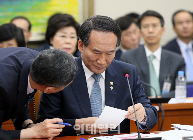 [포토]쪽지보는 박승춘 국가보훈처장