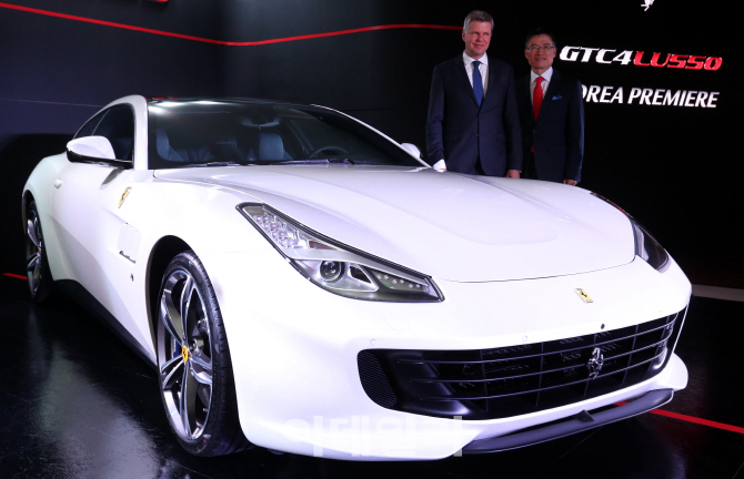 [포토]페라리, 실용적인 4인승 GT 스포츠카 'GTC4루쏘(GTC4Lusso)' 출시