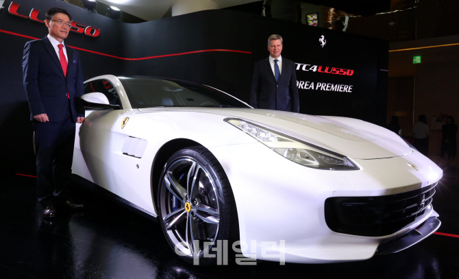 [포토]페라리, '12기통 엔진, 690마력'  4인승 슈퍼카 ‘GTC4루쏘(GTC4Lusso)’ 출시