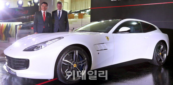 [포토]페라리, 실용적인 4인승 GT 스포츠카 'GTC4루쏘' 한국 상륙