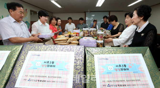 [포토]서초구, 저소득 결식아동을 위한 '건강한 여름나기 영양꾸러미' 만들기