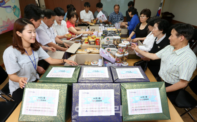 [포토]서초구, 저소득 결식아동을 위한 '건강한 여름나기 영양꾸러미' 만들어