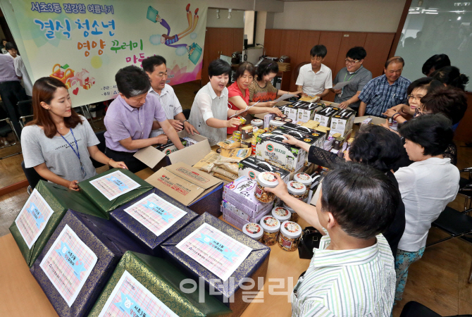 [포토]결식청소년을 위한 '영양꾸러미' 만드는 서초구 자원봉사자들