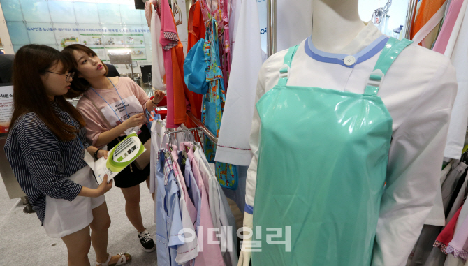 [포토]다양한 급식·외식 산업 위생복 살펴보는 관람객들