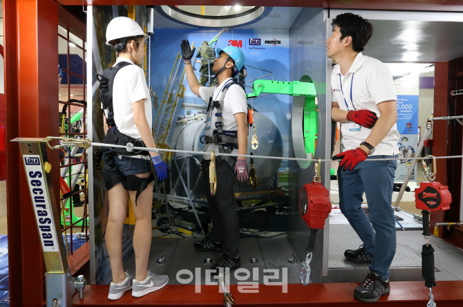 [포토]추락방지 시스템 체험해보는 관람객들