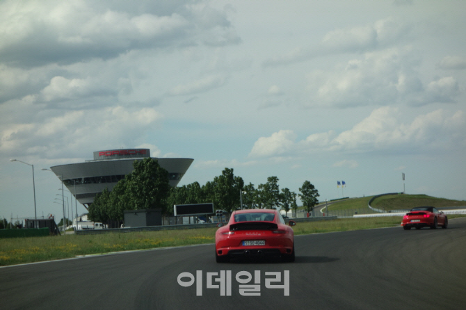 [타봤어요]포르쉐 대표 스포츠카 뉴 911, 독일 본고장 체험기