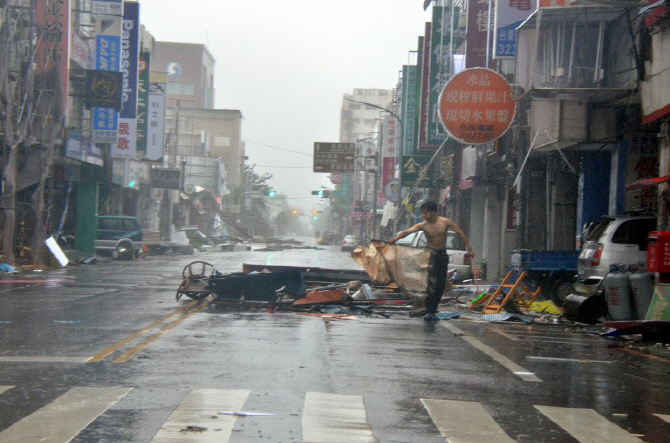 대만, 태풍 네파탁 강타로 2명 사망·66명 부상..11일부터 韓영향