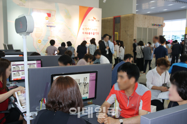 [포토]SK건설 '송도 SK뷰' 청약상담 받는 방문객들