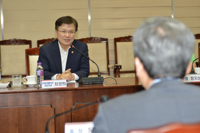 [포토] 최양희 장관, 광주 미세먼지 사업단 연구현장 방문 - 뉴스 썸네일 이미지