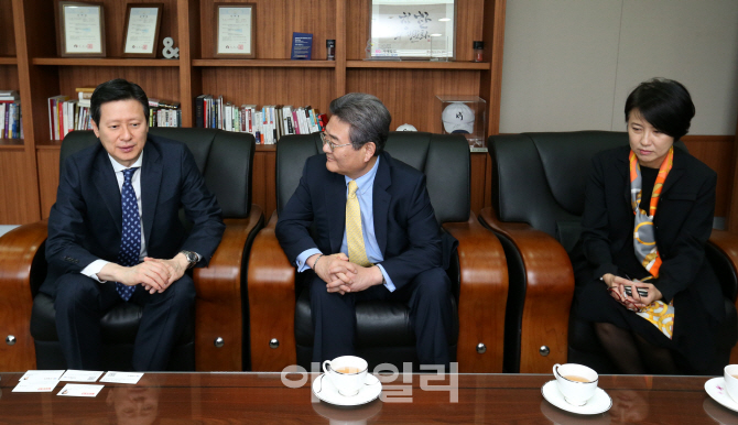 [비즈 인사이드]모든 논란은 '민유성'으로 通한다