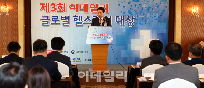 [포토]이데일리 글로벌 헬스케어 대상에서 축사하는 황휘 한국의료기기산업협회장