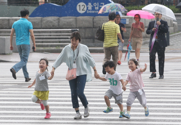 13일 전국 흐리고 남부지방 비…서울 낮 최고 32도