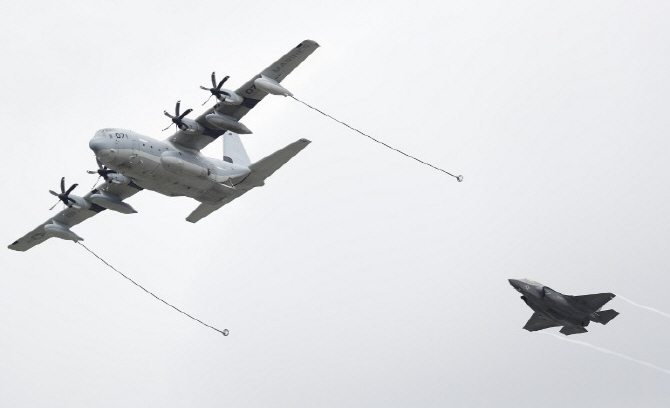  美 군용 수송기 C-130 허큘리스 뒤따르는 F-35B                                                                                                                                                     