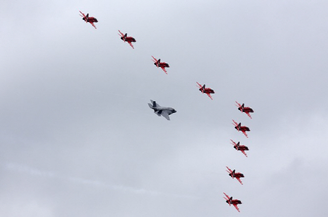  F-35B 호위하는 영국 공군 곡예비행단 `레드 애로우`                                                                                                                                                