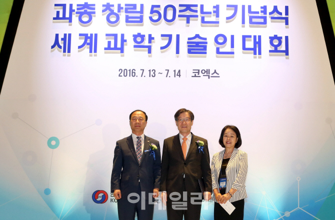 [포토]‘대한민국 최고과학기술인상’ 수상한 권오준 포스코 회장