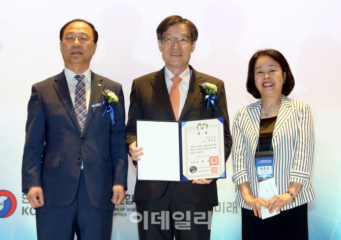 [포토]‘2016 대한민국 최고과학기술인상’ 수상한 권오준 포스코 회장