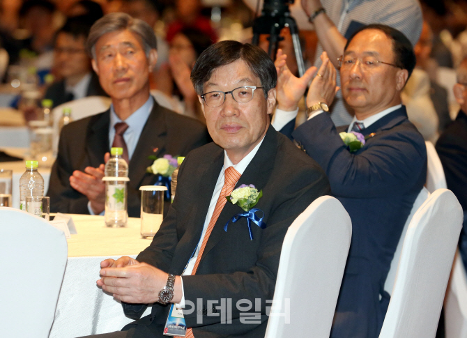 [포토]한국과학기술단체총연합회 창립 50주년 기념식 참석한 이부섭-권오준-홍남기