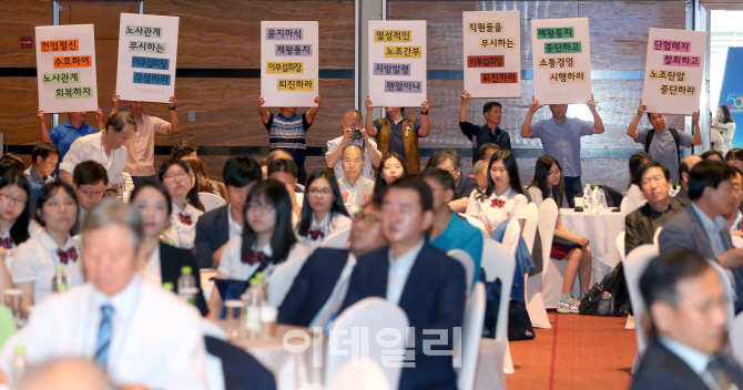 [포토]이부섭 한국과학기술단체총연합회 회장 퇴진 요구하는 노조
