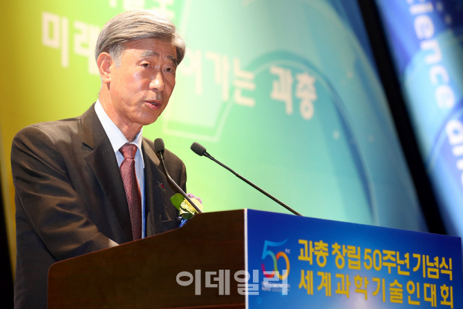 [포토]인사말하는 이부섭 한국과학기술단체총연합회 회장