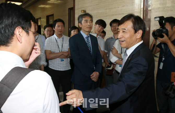 [포토]취재진과 이야기 나누는 이주열 한국은행 총재