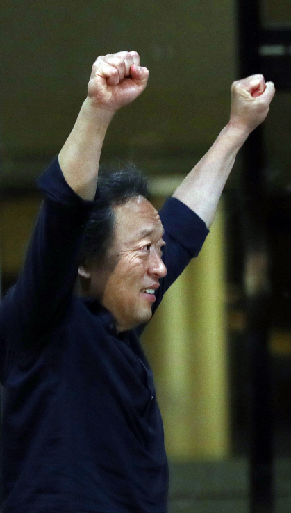"두 팔 번쩍"…정명훈, 14시간 檢 조사후 15일 새벽 귀가