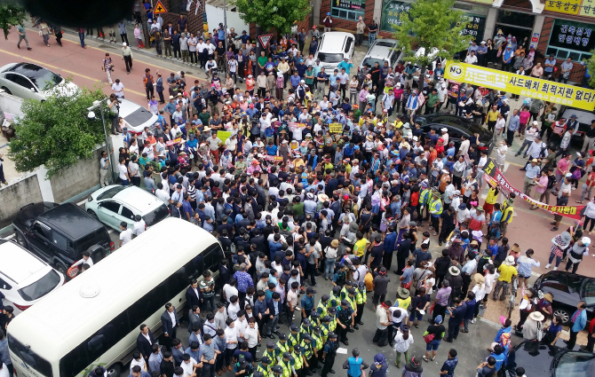 성주군 학생 800여명, 등교 거부·조퇴..부모와 사드 반대 시위中