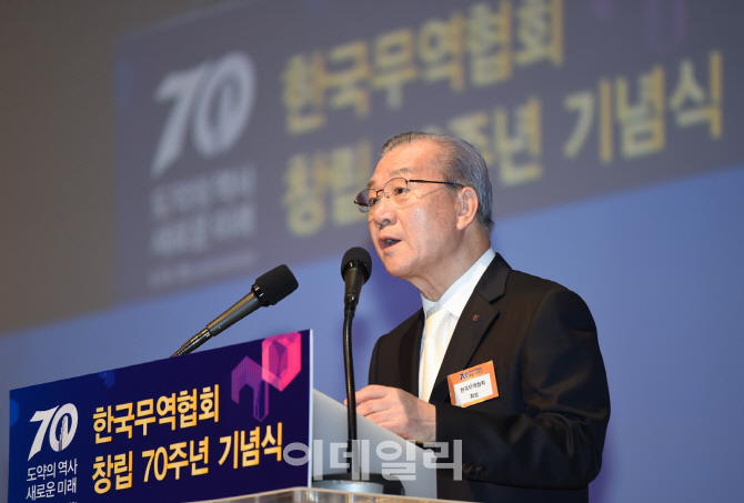[포토]기념사하는 김인호 한국무엽협회 회장