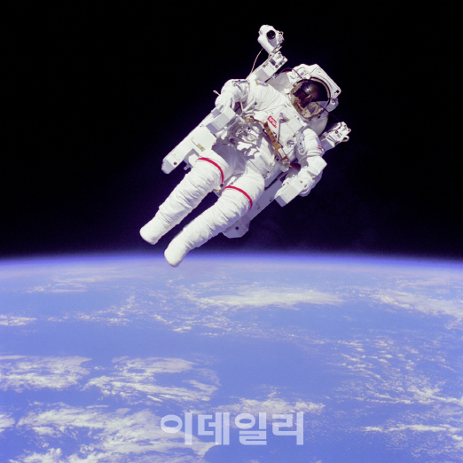 LG화학, 우주시장도 뚫었다..美 NASA 우주복에 배터리 공급