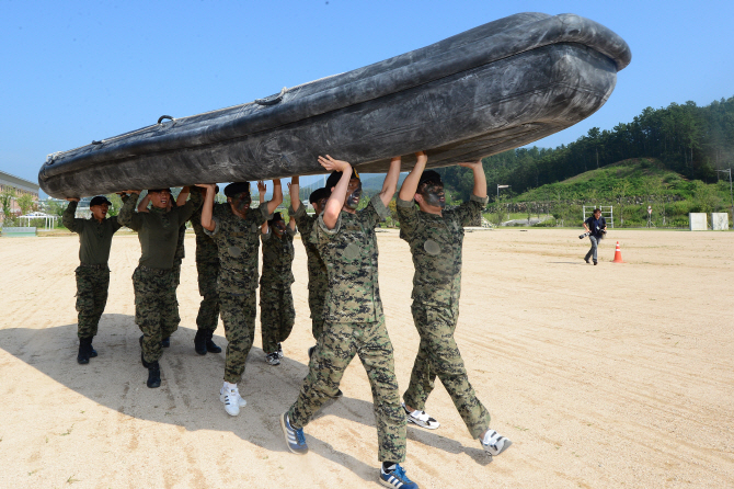 '발 맞추는 탈북 청소년들'