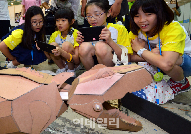 [포토]'스마트폰으로 즐기는 공룡 장난감'