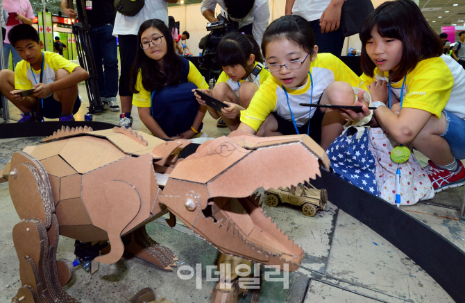 [포토]'스마트폰으로 즐기는 공룡 장난감~'