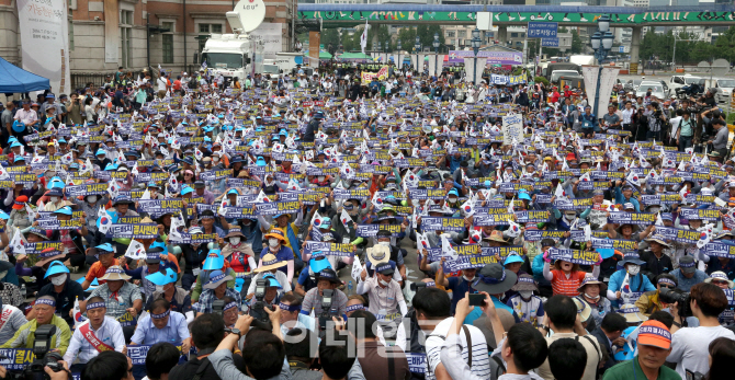 [포토]성주군민 2000여명, 서울역 광장서 '사드반대' 집회 열어