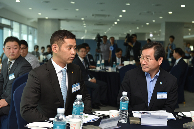 [포토] 환담을 나누는 한국자동차튜닝협회 승현창 회장과 인천광역시 유정복 시장