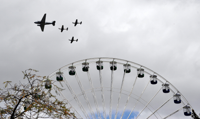 비행 중인 전투기                                                                                                                                                                                  