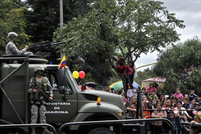 퍼레이드에 구경 나온 주민들                                                                                                                                                                       