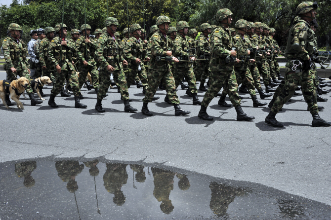 군인들의 각잡힌 모습                                                                                                                                                                              