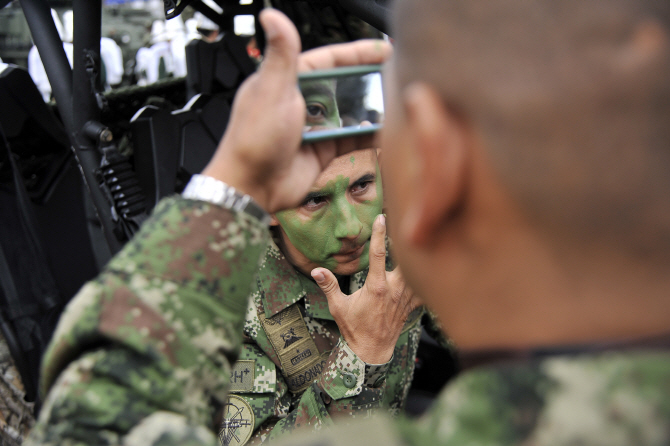 위장크림 바르는 군인들                                                                                                                                                                            