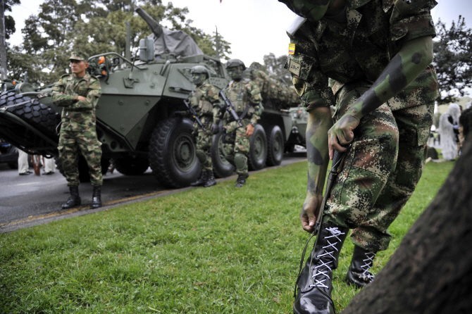 군화 끈은 단단히 묶어야지                                                                                                                                                                         