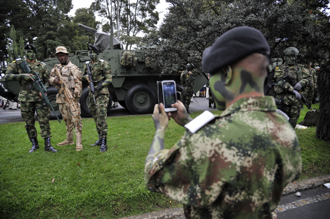 카메라 앞 포즈 취하는 군인들                                                                                                                                                                      